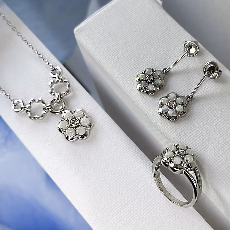 Collier fleur en opale et oxyde de zirconium, argent 925 rhodié, 41+4 cm