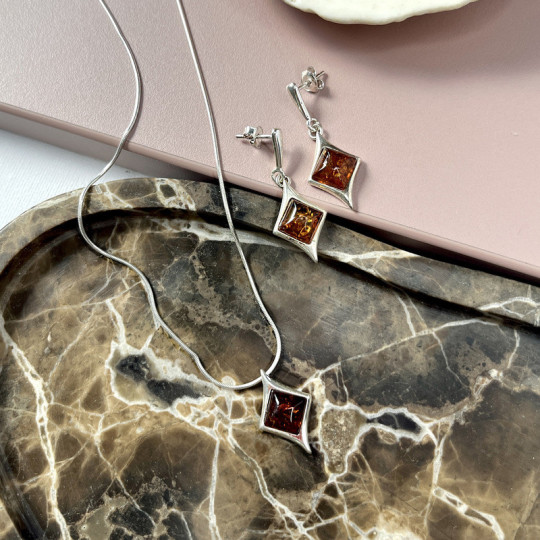 Collier en ambre cognac naturel de la mer Baltique carrée, en argent 925