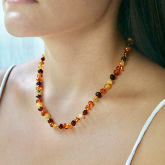 Collana in ambra baltica barocca multicolore naturale, lunghezza 42 cm