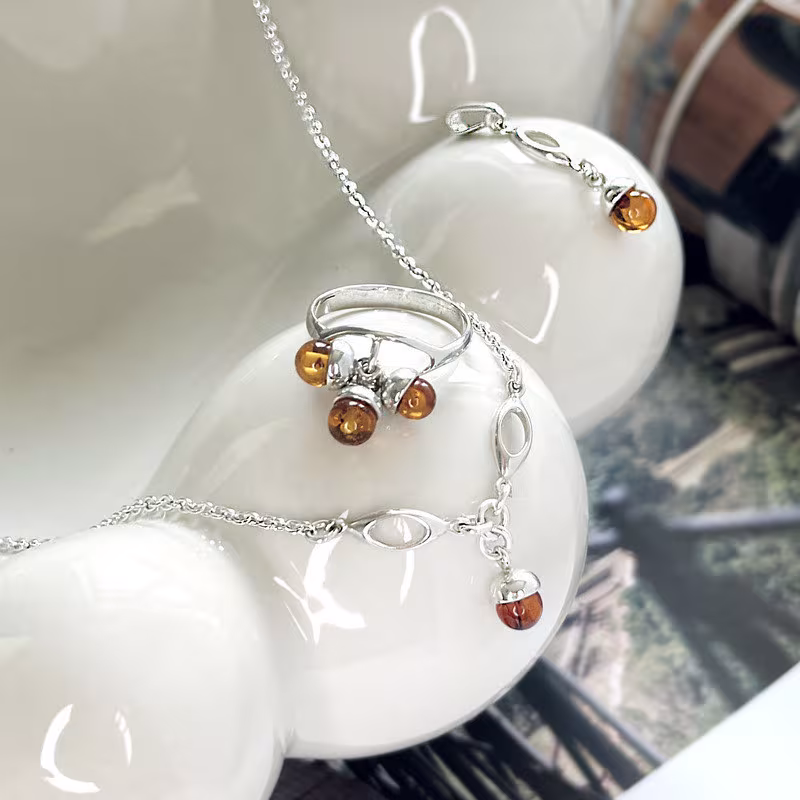 Ciondolo in ambra naturale color cognac, argento 925, diametro 0,6x0,8+2 cm