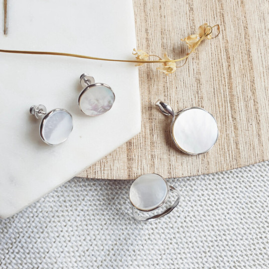 Natural white mother-of-pearl pendant, rhodium-plated 925 silver, diameter 2.8 cm