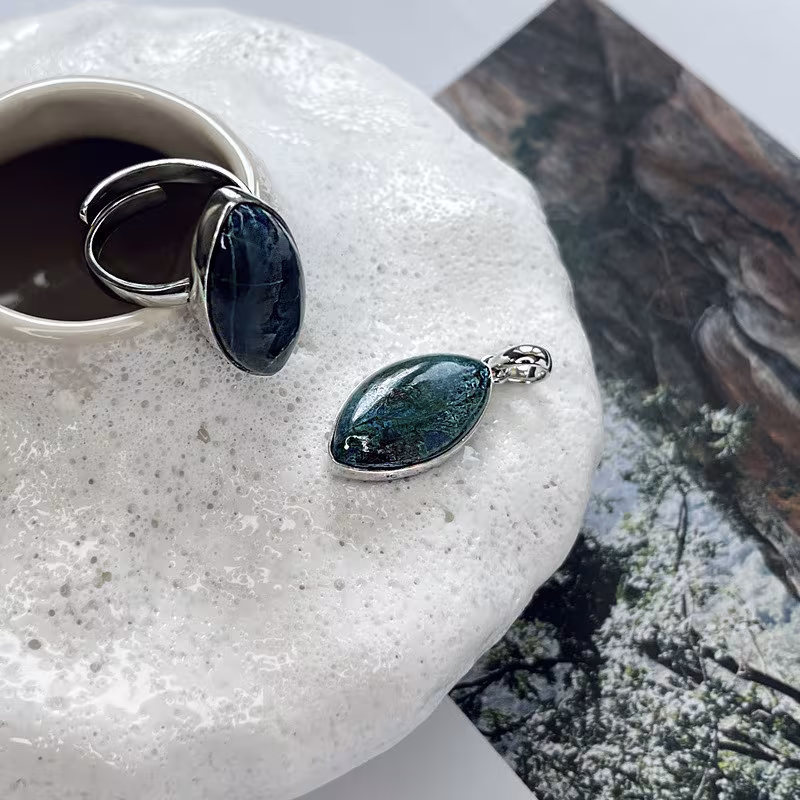 Ciondolo in shattuckite blu, argento 925 rodiato, diametro 1,3x2,5+0,8 cm