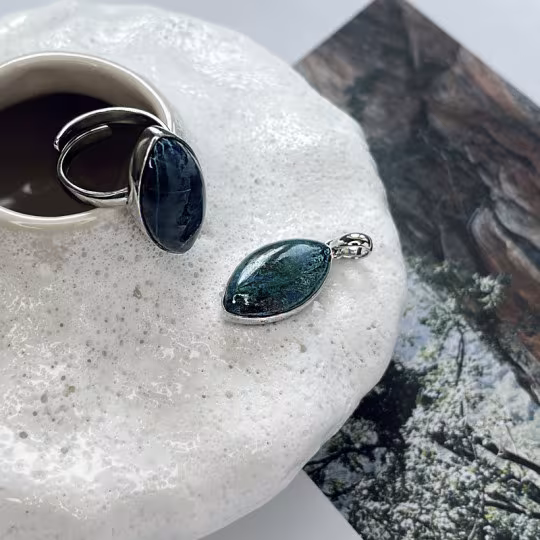 Ciondolo in shattuckite blu, argento 925 rodiato, diametro 1,3x2,5+0,8 cm