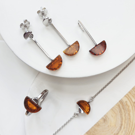 Semi-circle pendant in natural amber, rhodium-plated 925 silver, diameter 1x2.5 cm
