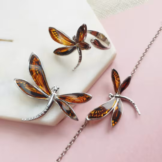 Ciondolo libellula in ambra multicolore, argento 925 rodiato, diametro 2,5x4,5 cm