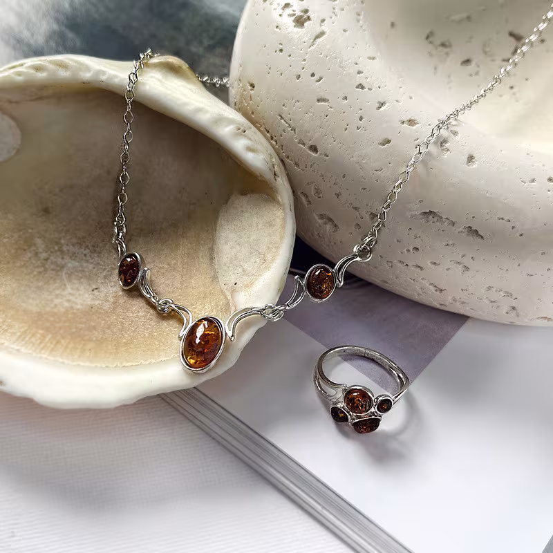 Anello ovale multipietra in ambra cognac del Mar Baltico, argento 925