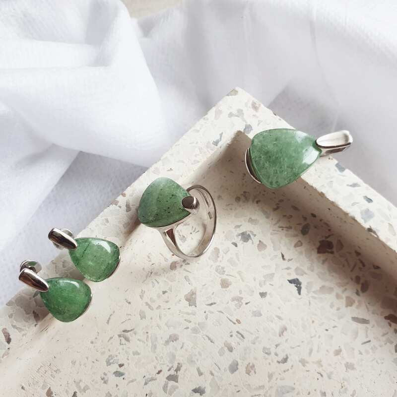 Natural green aventurine triangle ring, in rhodium-plated 925 silver