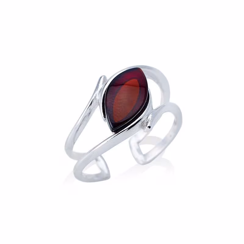 Anillo de ámbar coñac natural del mar Báltico, navette, en plata 925 rodiada.