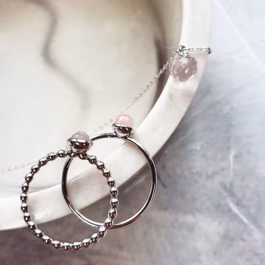 Anello con sfera di quarzo rosa naturale, in argento 925 rodiato