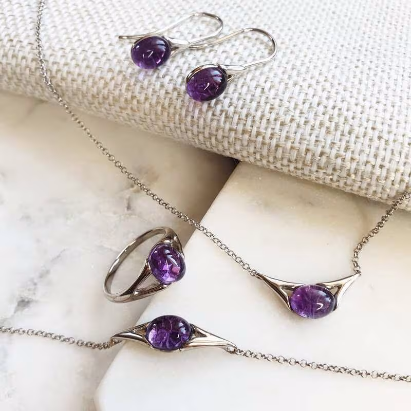 Ovaler natürlicher lila Amethystring, rhodiniertes 925er Silber