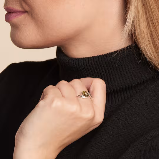Bague en ambre vert naturel de la mer Baltique ovale, en argent 925 rhodié