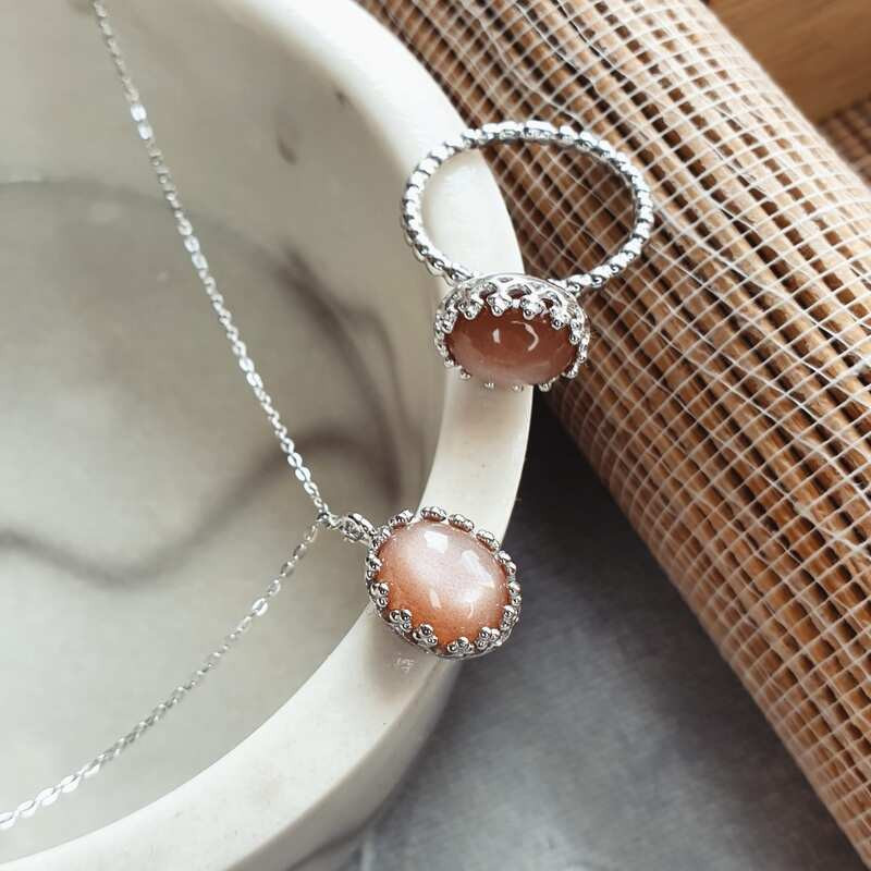 Anello ovale in pietra di luna rosa naturale, argento 925 rodiato