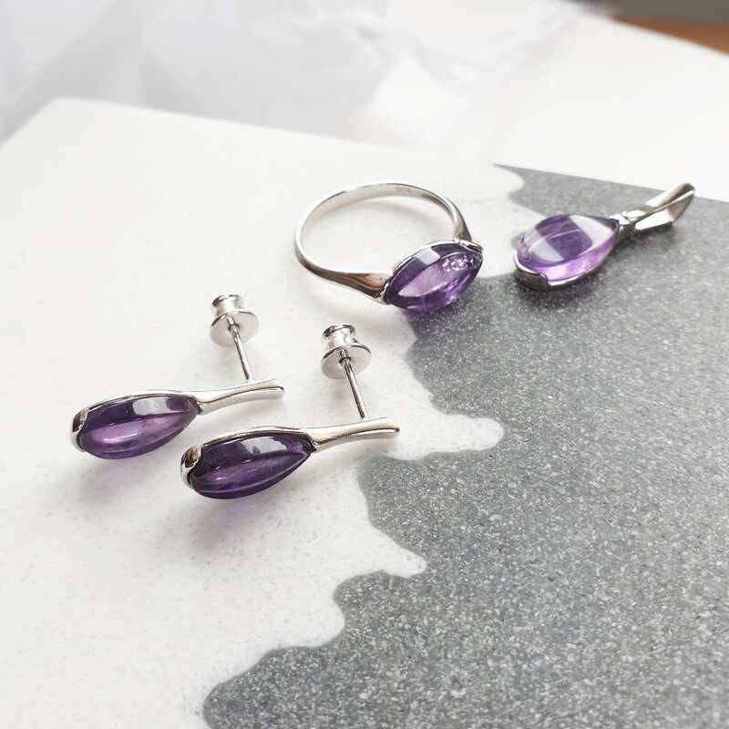 Anello a goccia con ametista viola, in argento 925 rodiato