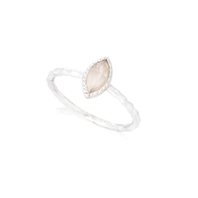 Anillo de piedra lunar blanca natural, en plata 925 rodiada