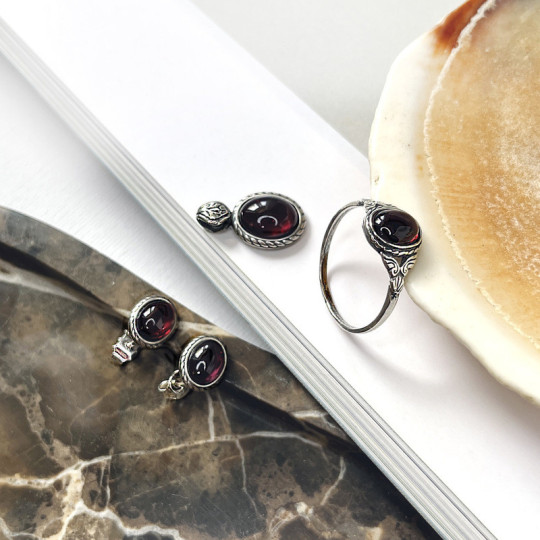 Anillo ovalado de granate rojo natural, en plata 925 envejecida