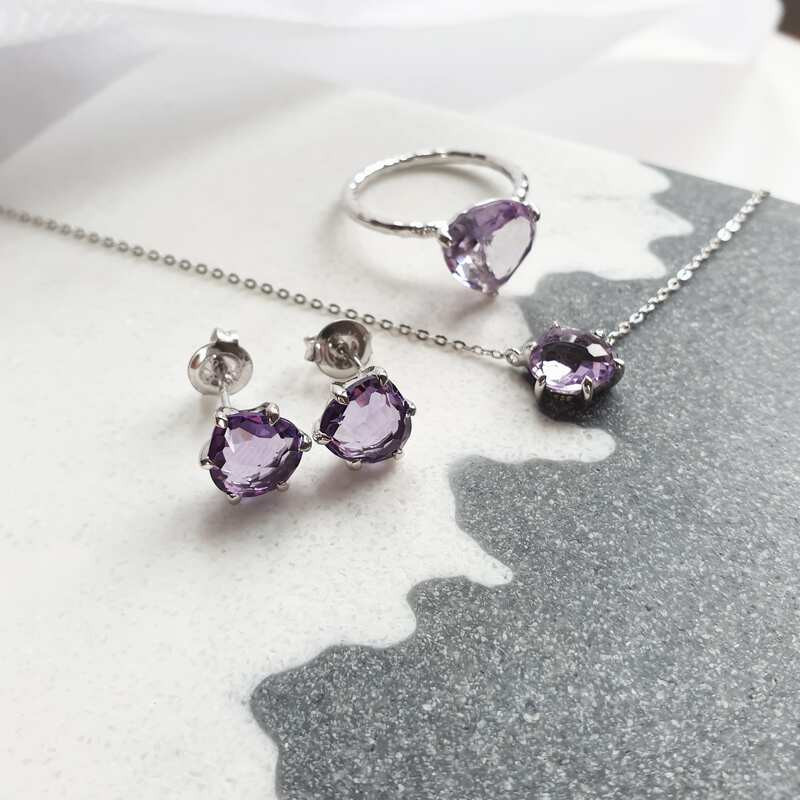 Anello a forma di cuore con ametista viola naturale, argento 925 rodiato