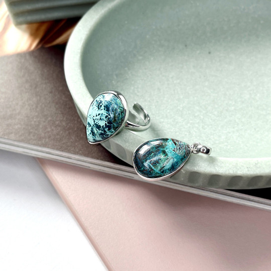 Großer natürlicher blauer Shattuckit-Tropfensteinring, in rhodiniertem 925er Silber