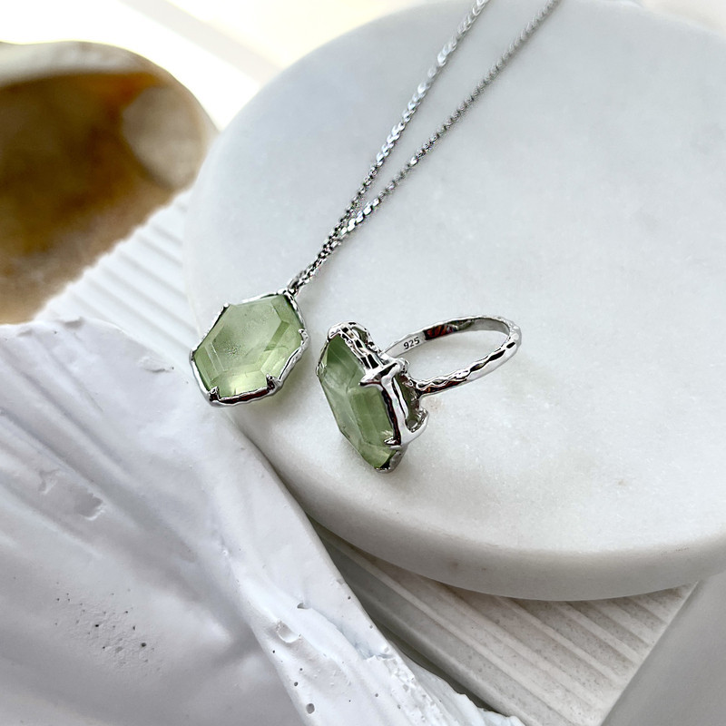 Anello esagonale grande in pietra naturale prehnite verde, in argento 925 rodiato