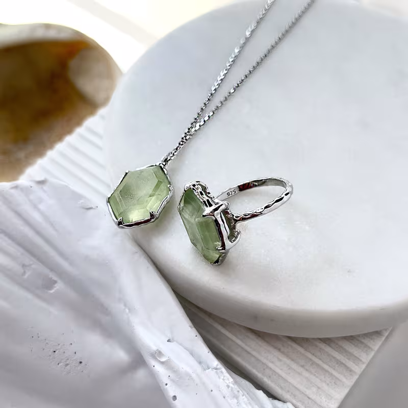Bague grande pierre en préhnite verte naturelle hexagone, en argent 925 rhodié