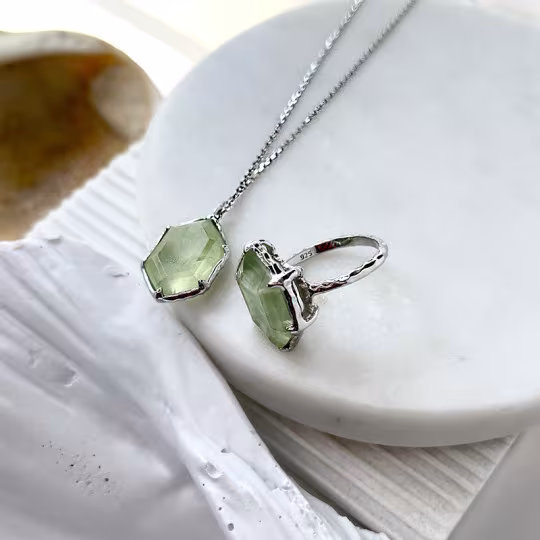 Bague grande pierre en préhnite verte naturelle hexagone, en argent 925 rhodié