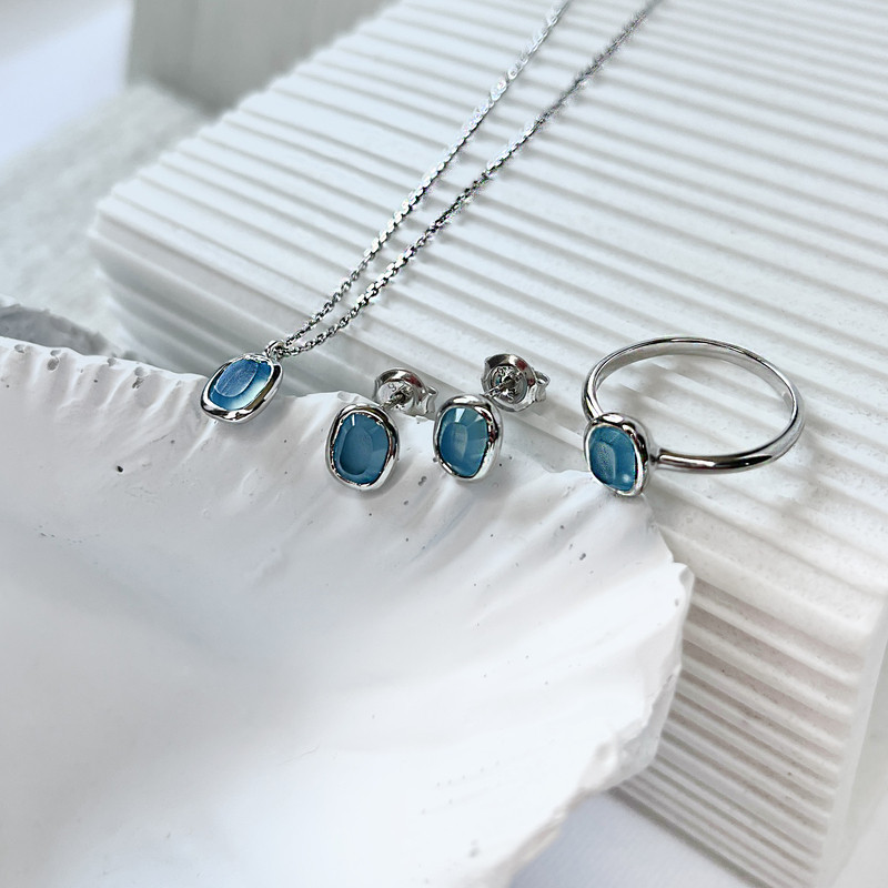 Bague en calcédoine bleue naturelle irréguliere, en argent 925 rhodié