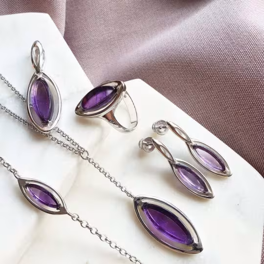 Natural purple amethyst ring, in rhodium-plated 925 silver