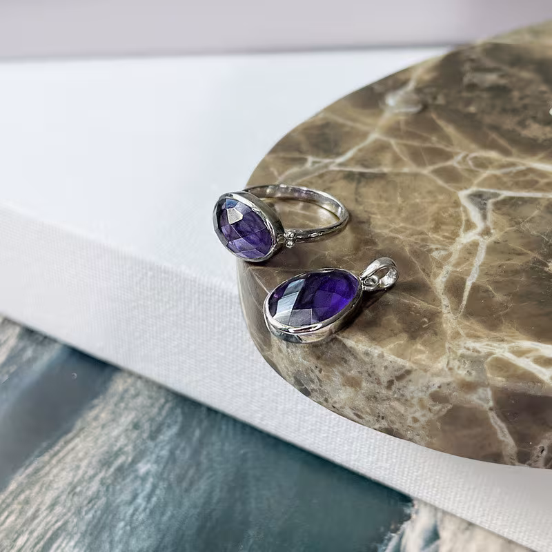 Ovaler natürlicher lila Amethystring, rhodiniertes 925er Silber