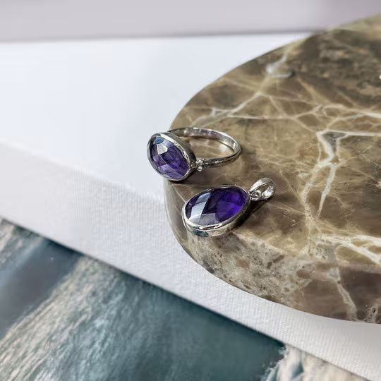 Ovaler natürlicher lila Amethystring, rhodiniertes 925er Silber