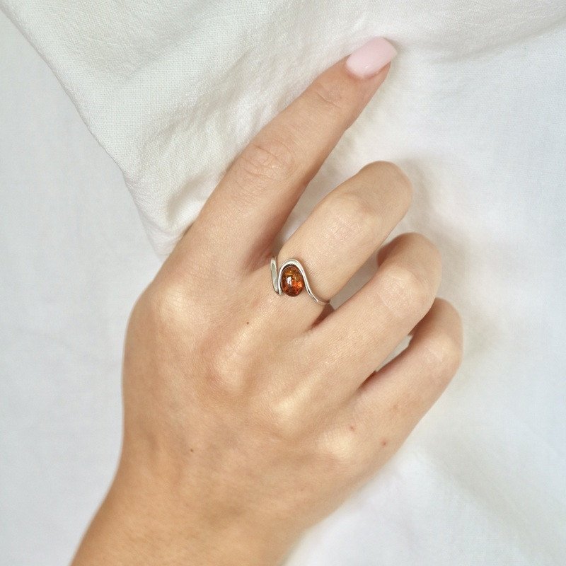 Anillo ovalado de ámbar coñac del Mar Báltico, plata 925 rodiada