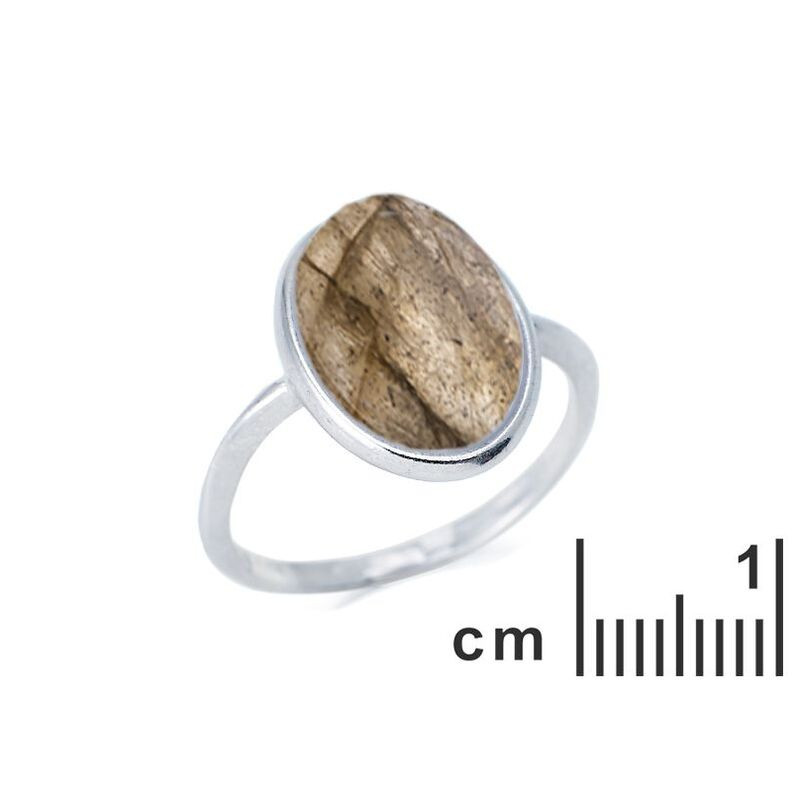 Anello con grande pietra ovale di labradorite, in argento 925 rodiato