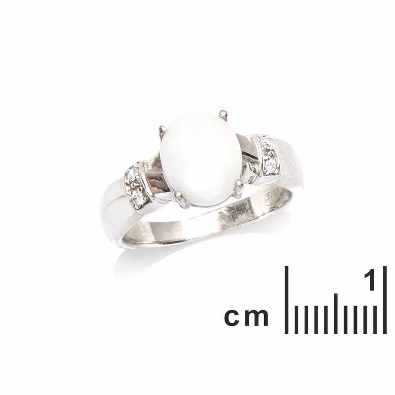Bague en opale ovale et oxyde de zirconium, en argent 925 rhodié