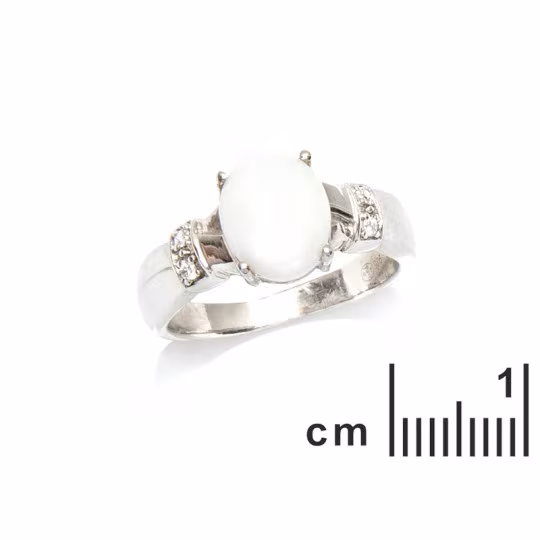 Bague en opale ovale et oxyde de zirconium, en argent 925 rhodié