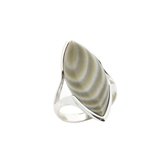 Anello grande in pietra focaia striata a forma di navetta, in argento 925 rodiato