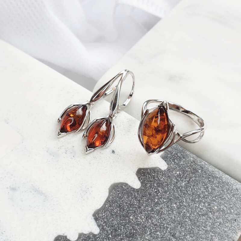 Anillo de ámbar coñac natural del mar Báltico, navette, en plata 925 rodiada.