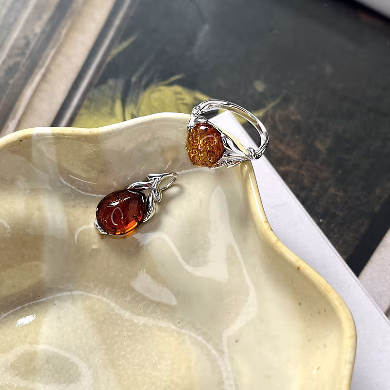 Anillo de ámbar coñac natural del mar Báltico, en forma de gota, en plata 925 rodiada.