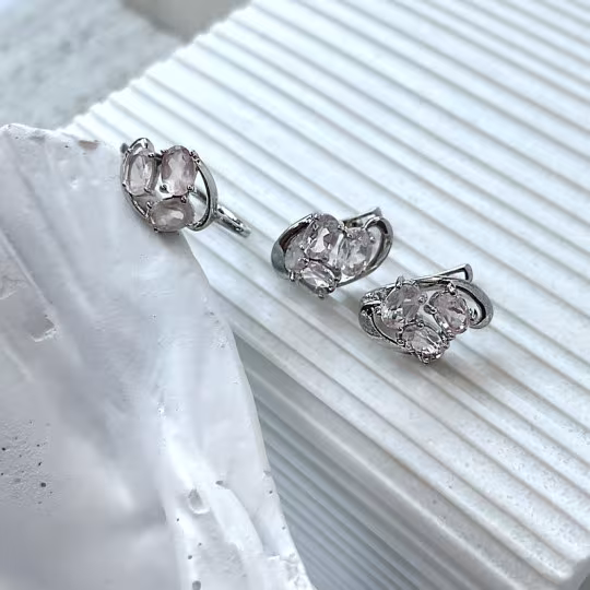 Anello ovale in quarzo rosa, argento 925 rodiato