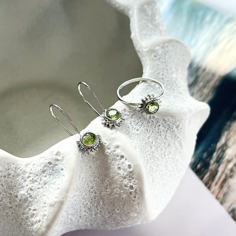 Orecchini pendenti rotondi a forma di sole con peridoto verde, in argento 925 rodiato