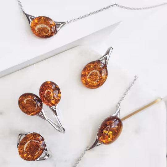 Orecchini ovali in ambra naturale color cognac, argento 925 rodiato