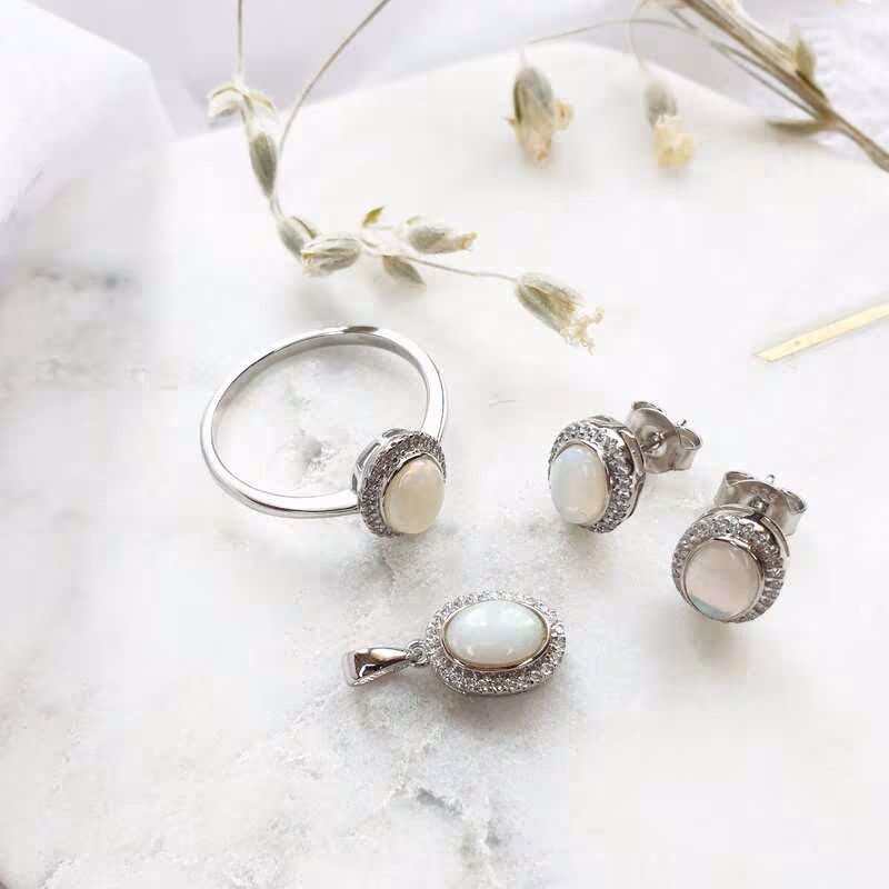 Ovale Ohrringe aus Opal und Zirkonoxid, in rhodiniertem 925er Silber