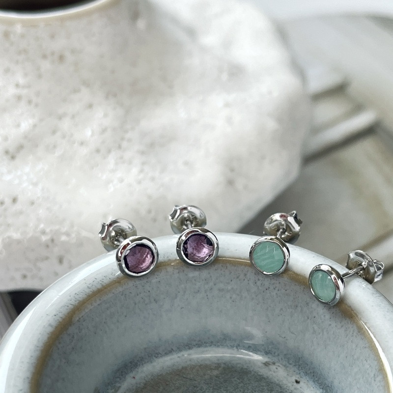 Pendientes redondos de amatista morada, plata 925 rodiada.