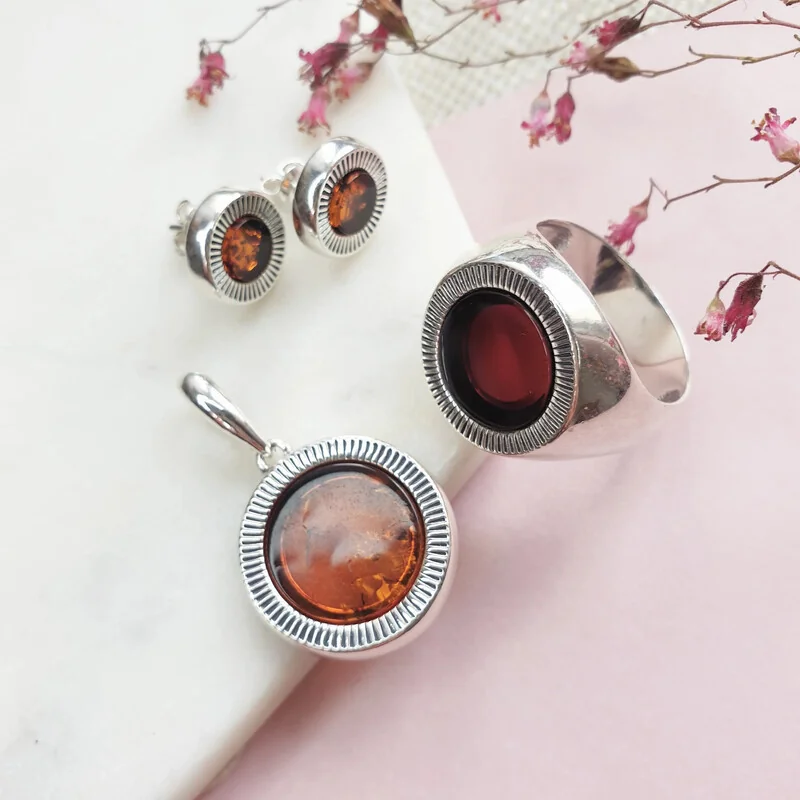 Gioielli in ambra color cognac