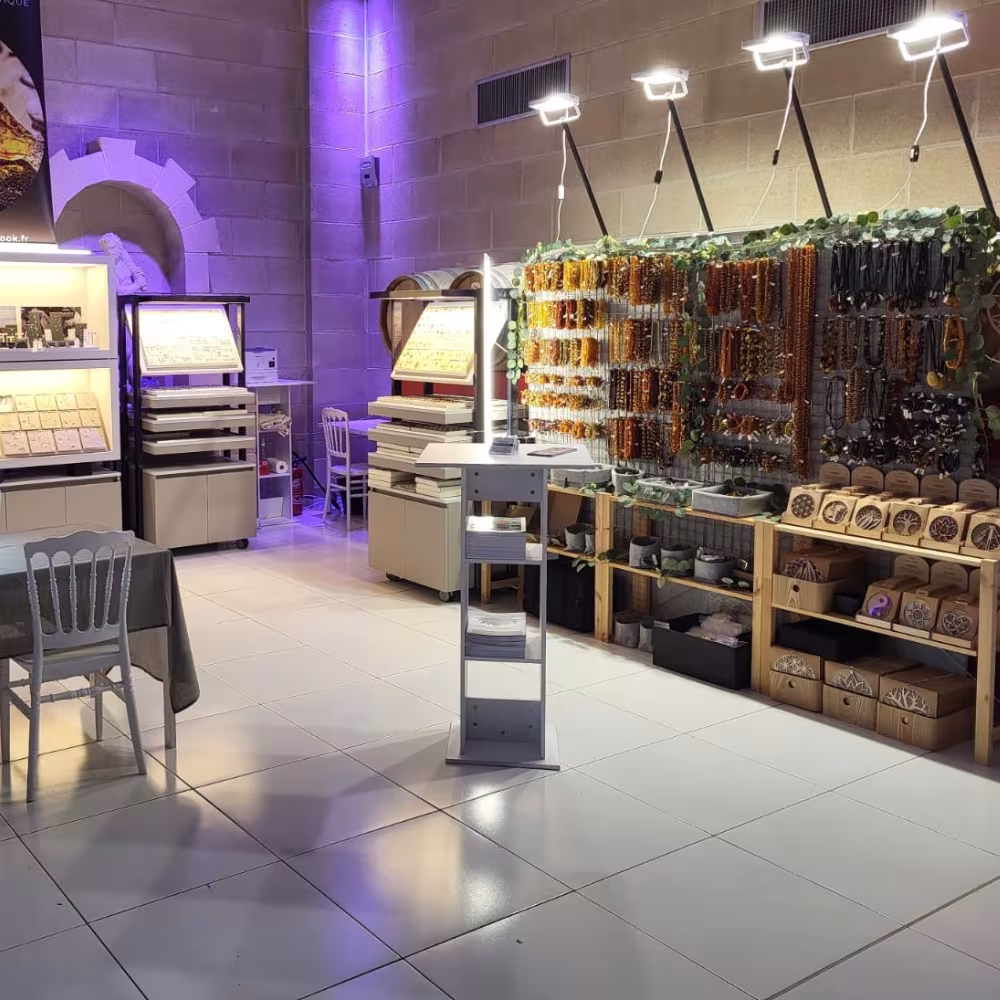 Stand de présentation des bijoux en ambre naturel et pierres fines de La Maison de l'Ambre